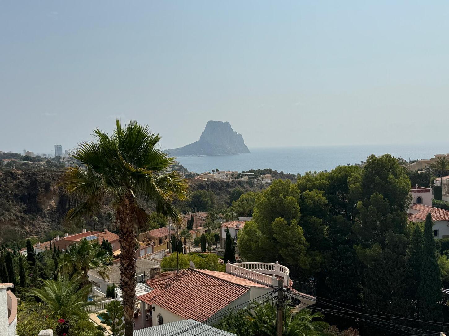 Villa en Maryvilla, zona tranquila de Calpe. Consta de 4 dormitorios y 3 baños que componen 2 viviendas independiente. Piscina privada, garaje y vistas al mar